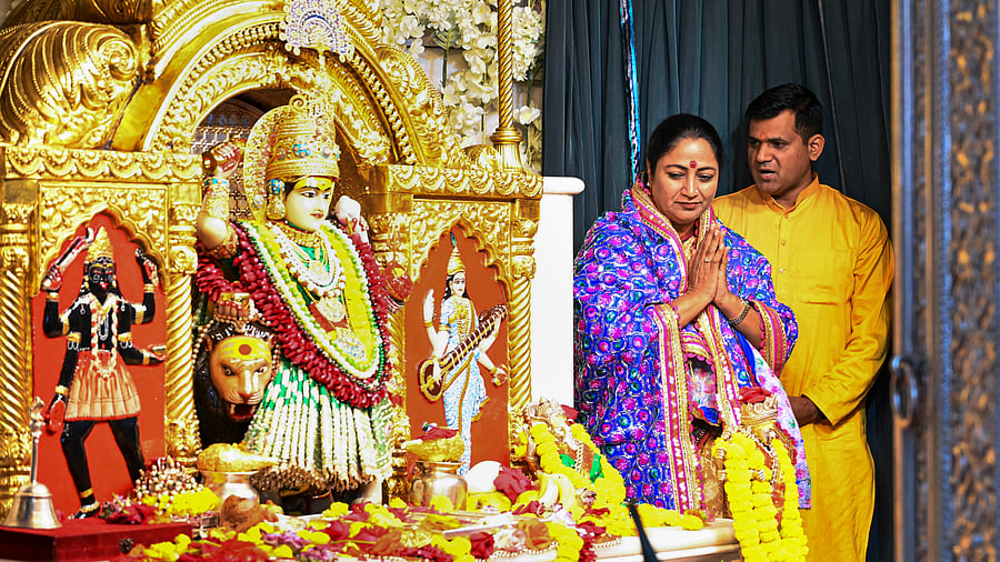 <div class="paragraphs"><p>Delhi Chief Minister Rekha Gupta offers prayers at the Jhandelwalan Mandir, in New Delhi, Wednesday, April 2, 2025. </p></div>
