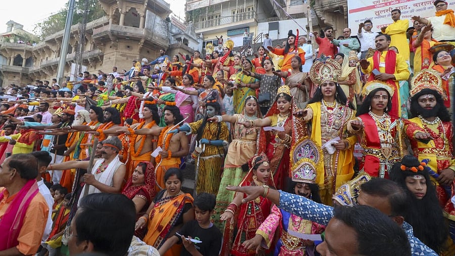 <div class="paragraphs"><p>Devotees take a pledge during Ram Navami celebrations at Tulsi Ghat, in Varanasi, Sunday, April 6, 2025.</p></div>