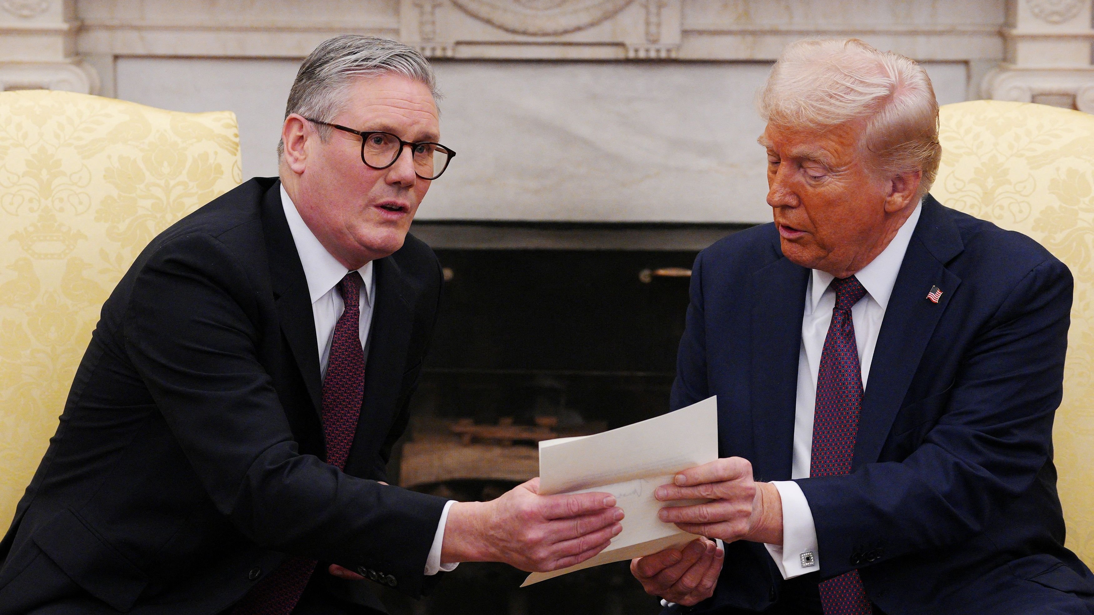 <div class="paragraphs"><p>UK Prime Minister Sir Keir Starmer hands an invitation from King Charles III for a second state visit to US President Donald Trump at the White House on February 27, 2025 in Washington, DC.</p></div>