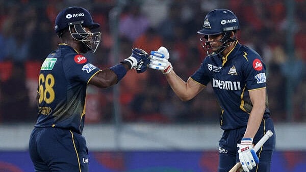 <div class="paragraphs"><p>Gujarat Titans' Sherfane Rutherford bumps fists with Shubman Gill during their innings.</p></div>