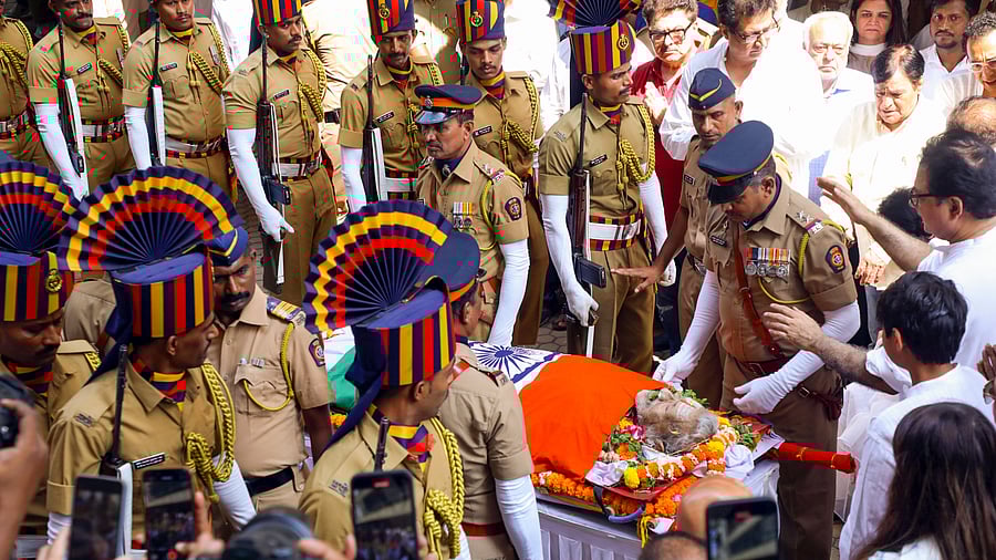 <div class="paragraphs"><p>Police personnel wrap the mortal remains of veteran actor-filmmaker Manoj Kumar during the funeral in Mumbai.</p></div>