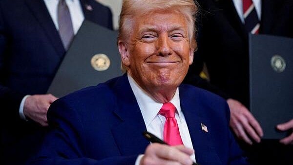 <div class="paragraphs"><p>US President Donald Trump signs executive orders in Washington</p></div>