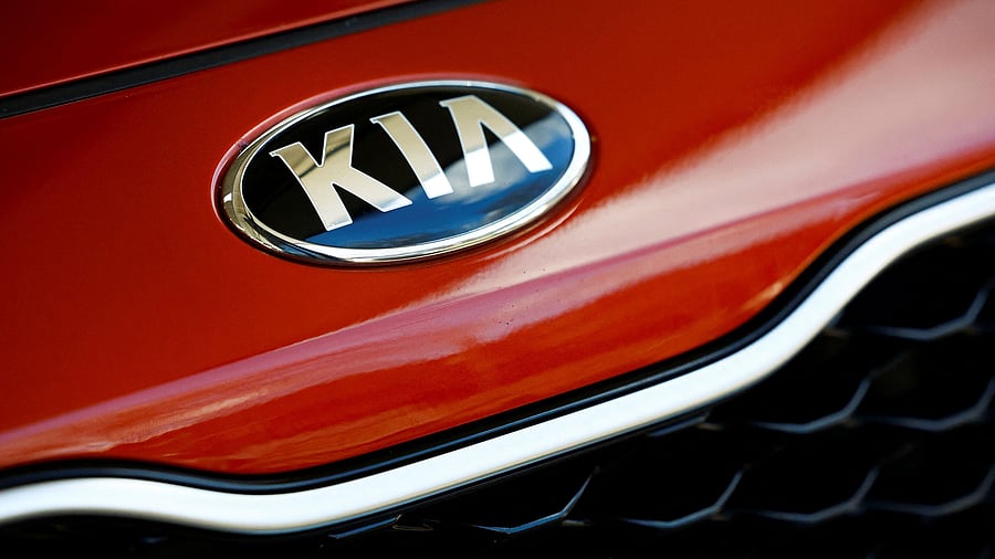 <div class="paragraphs"><p>A logo of Kia.</p></div>