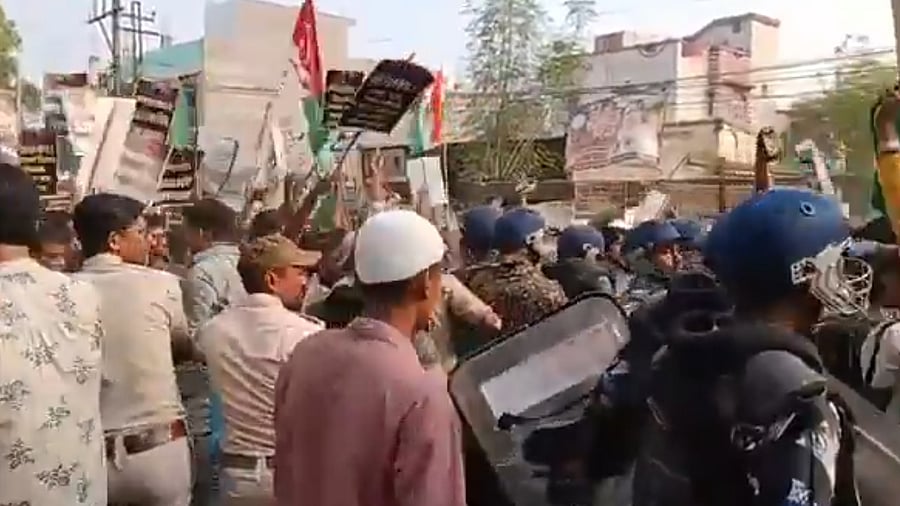 <div class="paragraphs"><p>Police personnel try to control a crowd at Murshidabad's Jangipur. </p></div>