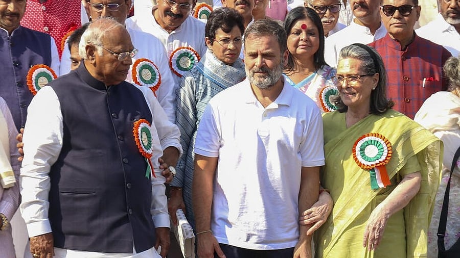 <div class="paragraphs"><p>Mallikarjun Kharge (left) with Rahul Gandhi and Sonia Gandhi strike a happy pose after the CWC meeting in Ahmedabad. </p></div>