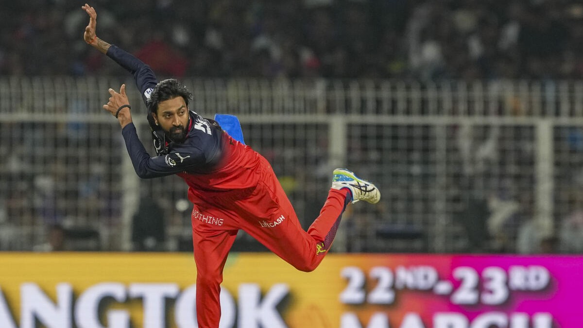 <div class="paragraphs"><p>Krunal Pandya in action.</p></div>