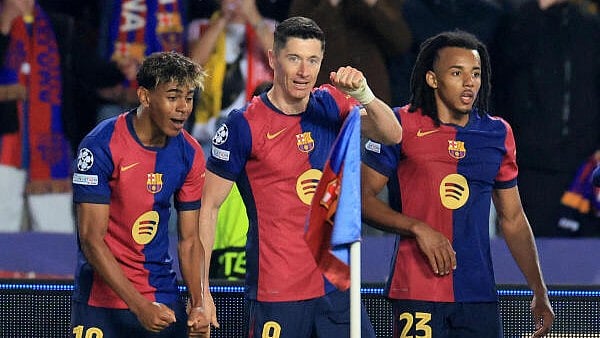 <div class="paragraphs"><p>Barcelona's Robert Lewandowski celebrates scoring their third goal with Lamine Yamal and Jules Kounde</p></div>