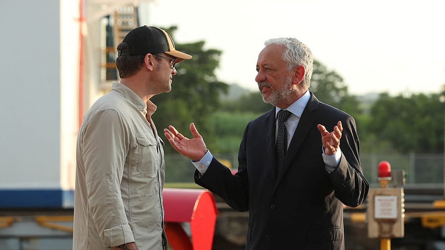 <div class="paragraphs"><p>US Secretary of Defense Pete Hegseth talks with Panama Canal Authority Administrator Ricaurte Vasquez.</p></div>
