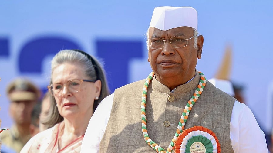 <div class="paragraphs"><p>Mallikarjun Kharge (right) and Sonia Gandhi at the AICC session in Ahmedabad.&nbsp;&nbsp;</p></div>