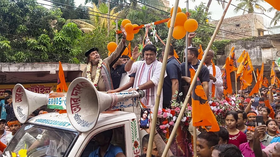 <div class="paragraphs"><p>Union Minister of State and West Bengal BJP President Sukanta Majumdar and party leader Mithun Chakraborty with party activists during a ‘Ram Navami shobha yatra’ at Basirhat, in North 24 Parganas district, Thursday, April 10, 2025.</p></div>