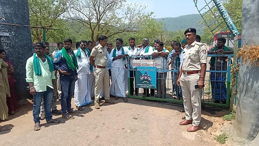 <div class="paragraphs"><p>Farmers stage a protest against the Forest department for giving permission for a film shooting at Himavad Gopalaswamy Betta, which is within Bandipur Tiger Reserve, in Gundlupet taluk, Chamarajanagar district, on Wednesday</p></div>