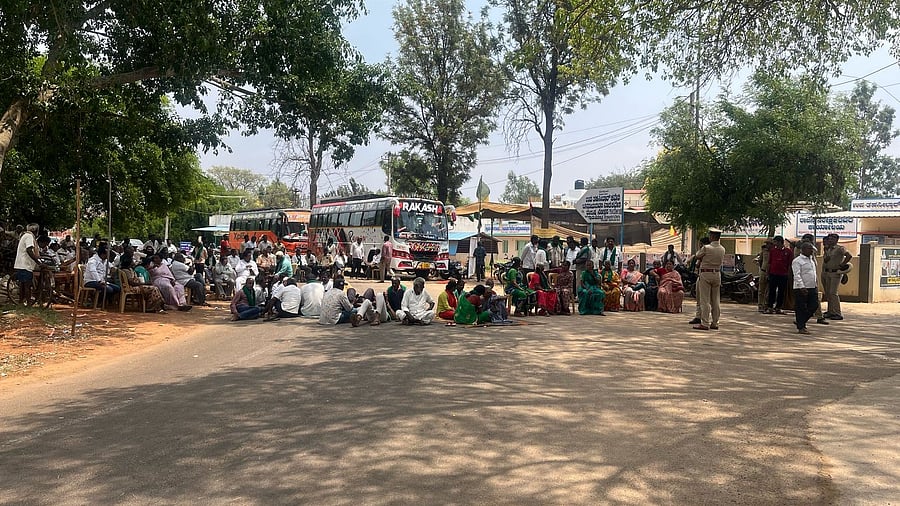 <div class="paragraphs"><p>Farmers protesting in front of the Deputy Tahsildar office at Channarayanapatna hobli in Devanahalli taluk. </p></div>