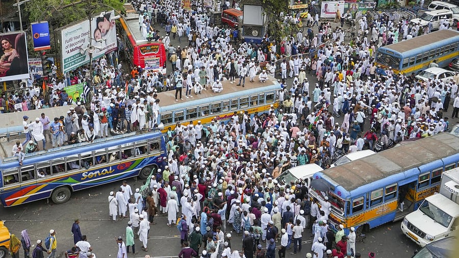 <div class="paragraphs"><p>Vehicles stuck in a traffic jam as members of the Muslim community gather to protest against the Waqf (Amendment) Bill 2025, in Kolkata, Thursday, April 10, 2025.</p></div>