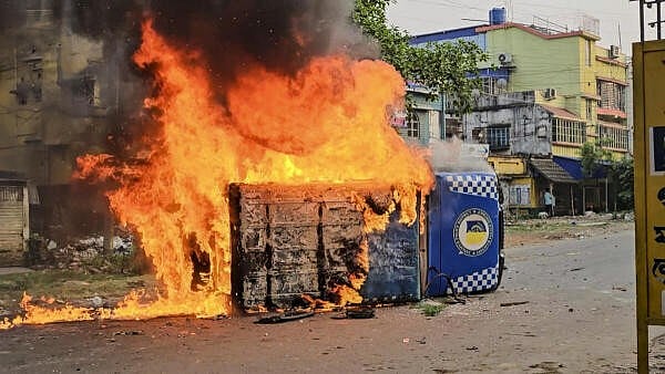 <div class="paragraphs"><p>Smoke and flames billow out from a vehicle after it was set ablaze during a protest over the Waqf (Amendment) Act, in Murshidabad district of West Bengal, on Tuesday.</p></div>