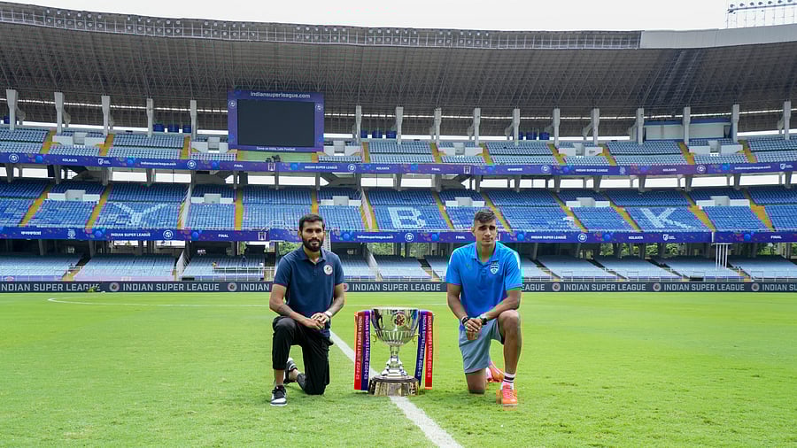 <div class="paragraphs"><p>Mohun Bagan Super Giants' captain Subhasish Bose (left) and his Bengaluru FC counterpart Gurpreet Singh Sandhu pose with the ISL Cup on the eve of final in Kolkata on Friday. </p></div>
