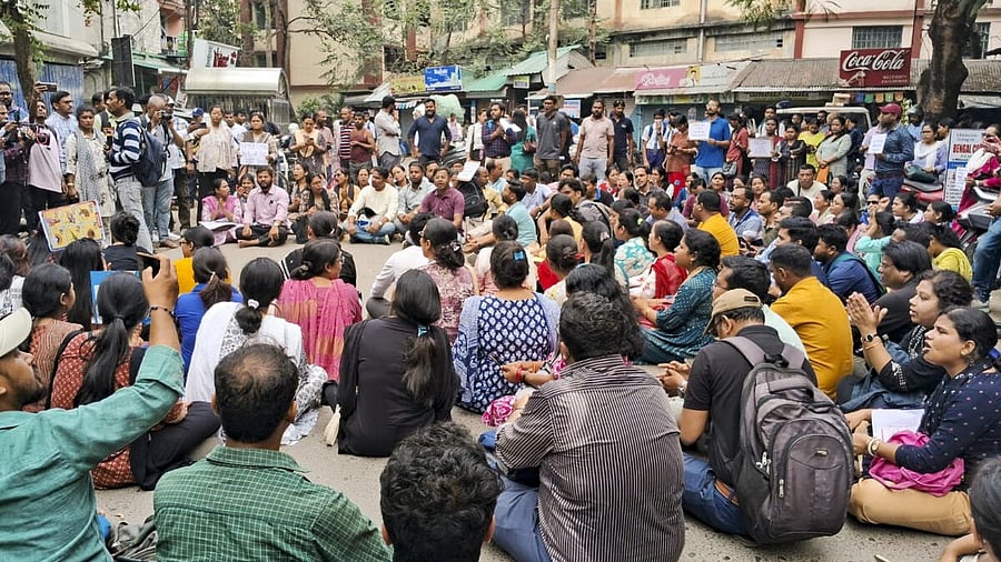 <div class="paragraphs"><p>School teachers protest at the office of the District Inspector of Schools over loss of school job issue.</p></div>