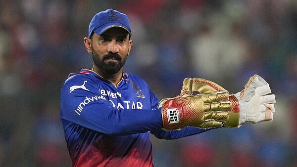 <div class="paragraphs"><p>Royal Challengers Bengaluru wicketkeeper Dinesh Karthik during the Indian Premier League (IPL) 2024 T20 cricket match between Royal Challengers Bangalore and Gujrat Titans, at M Chinnaswamy Stadium in Bengaluru. </p></div>