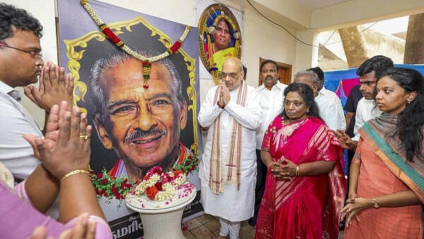 <div class="paragraphs"><p>Union Home Minister Amit Shah pays tribute to BJP leader Tamilisai Soundararajan's father and Tamil scholar Amarar Kumari Ananthan during a visit at their residence, in Tamil Nadu.</p></div>