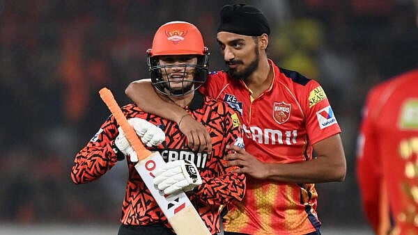<div class="paragraphs"><p>Punjab Kings' Arshdeep Sing congratulates Sunrisers Hyderabad's Abhishek Sharma after taking his wicket for 141 runs</p></div>
