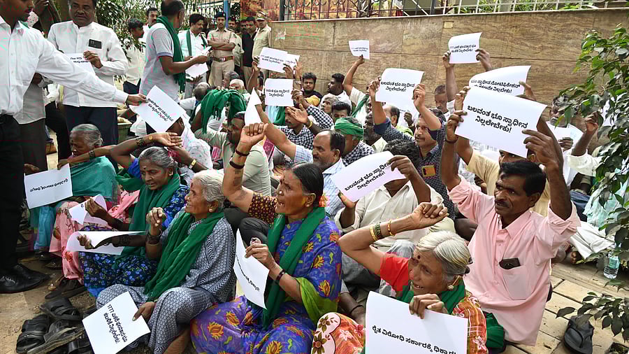 <div class="paragraphs"><p>38% of farmers in the peri-urban surrounding Bengaluru parted with their land over the last two decades. In pic, farmers from Devanahalli taluk, who have been protesting theacquisition of land by the KIADB for the past three years, during a protest in Bengaluru in November 2024. </p></div>