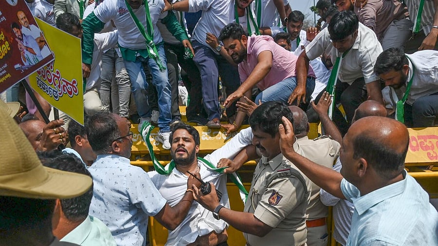 <div class="paragraphs"><p>Police detained Nikhil Kumaraswamy, State President of the JD(S) Youth Wing and members of JD(S) at “‘Sakappa Saaku Congress Sarkara.</p></div>