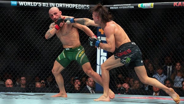 <div class="paragraphs"><p>Alexander Volkanovski (red gloves) fights against Diego Lopes (blue gloves) during UFC 314 at Kaseya Center.</p></div>