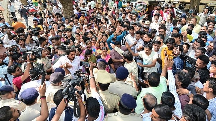 <div class="paragraphs"><p>People stage a protest in front of Ashok Nagar Police Station in Hubballi.</p></div>