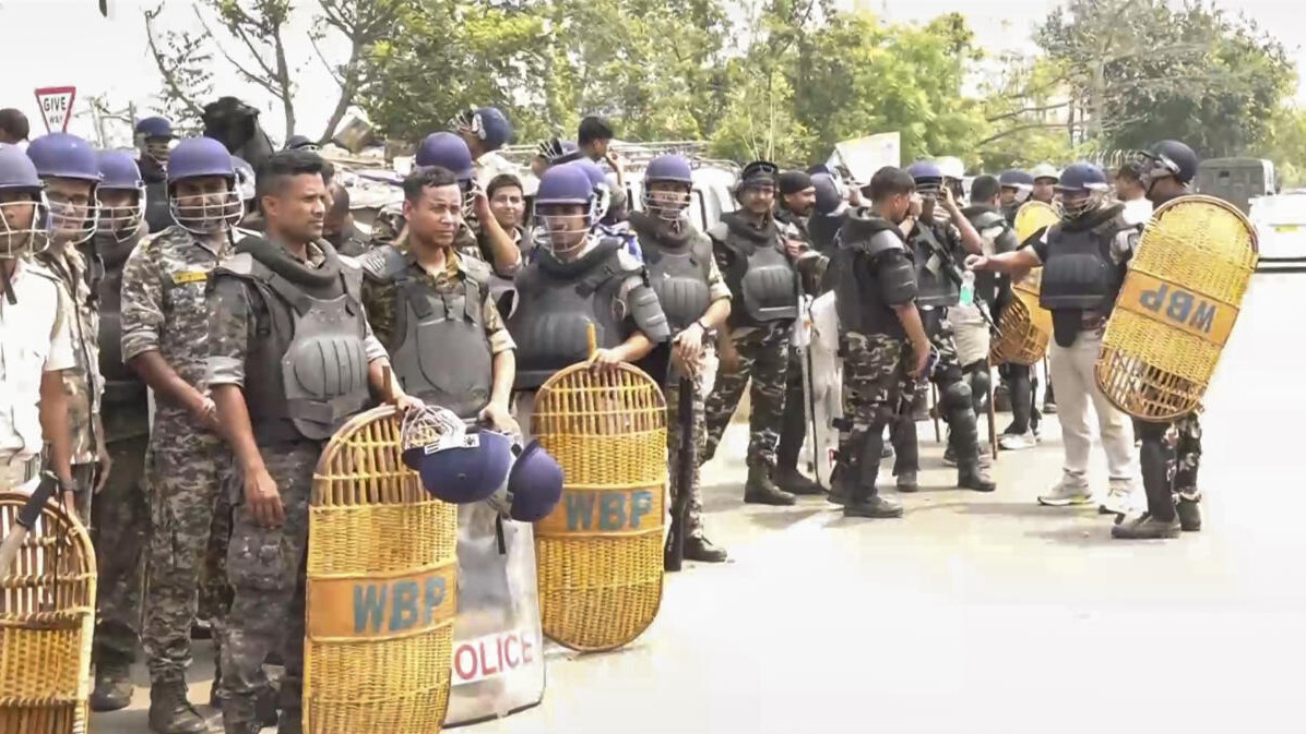 <div class="paragraphs"><p>Security personnel stand guard after clashes following protests over the Waqf Act at Jangipur, in Murshidabad district.</p></div>