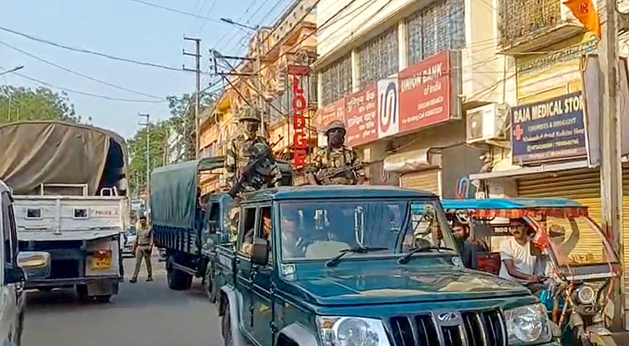 <div class="paragraphs"><p>Security personnel keep a vigil after recent violent protests over the Waqf (Amendment) Act, in Murshidabad district, West Bengal, Sunday, April 13, 2025. </p></div>