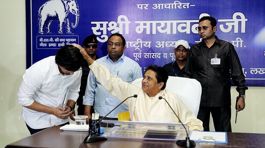 <div class="paragraphs"><p>Lucknow: BSP supremo Mayawati with her brother Anand Kumar and nephew Akash Anand (L).</p></div>