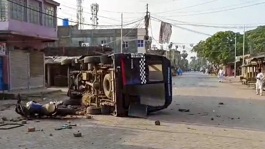 <div class="paragraphs"><p>Police vehicles that were vandalised allegedly by members of Indian Secular Front (ISF) during a protest march to Kolkata over Waqf (Amendment) Act, at Bhangar in South 24 Parganas district, West Bengal, Monday, April 14, 2025.</p></div>