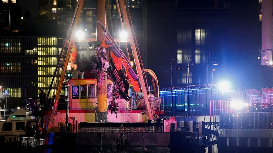 <div class="paragraphs"><p>Helicopter crash in New York</p></div>