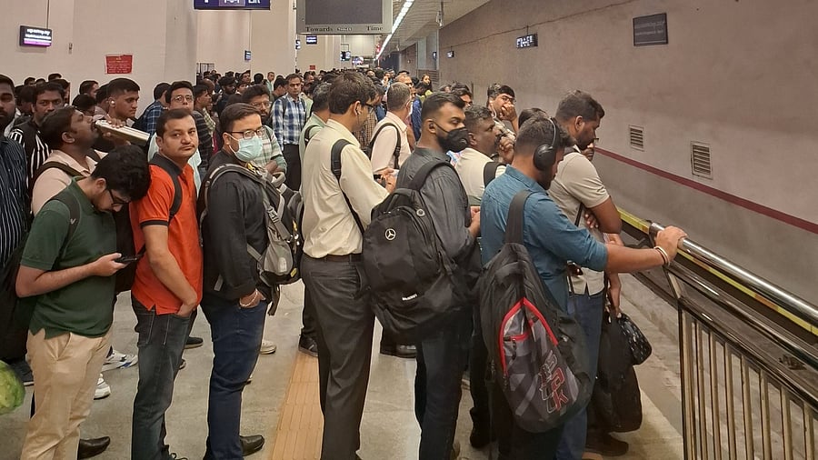 <div class="paragraphs"><p>Passengers line up at the Majestic metro station  </p></div>