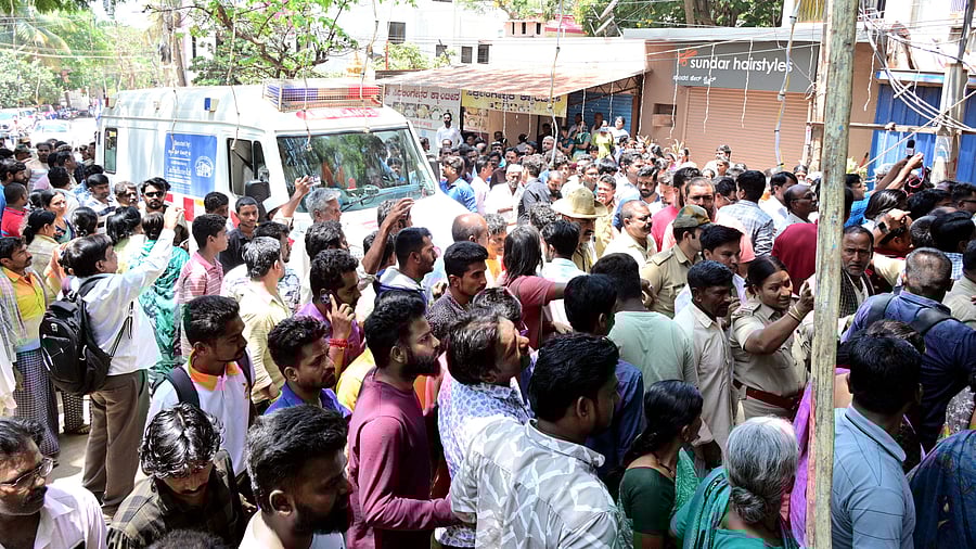 <div class="paragraphs"><p>A large number of public gathered near the house of the deceased five-year-old girl in Hubballi on Monday. </p></div>