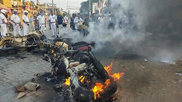 <div class="paragraphs"><p>South 24 Parganas: Police vehicles are set on fire allegedly by members of the Indian Secular Front (ISF) during a protest march to Kolkata over Waqf (Amendment) Act at Bhangar in South 24 Parganas district, West Bengal.</p></div>
