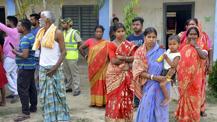<div class="paragraphs"><p>Violence-affected people from Murshidabad take shelter at a school, in Malda</p></div>