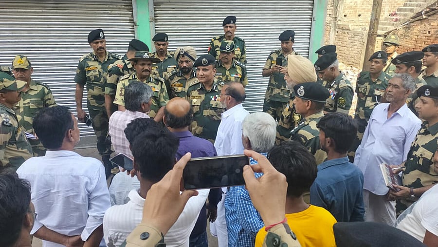 <div class="paragraphs"><p>Top BSF officials during a visit to the violence-hit areas in Malda and Murshidabad districts</p></div>