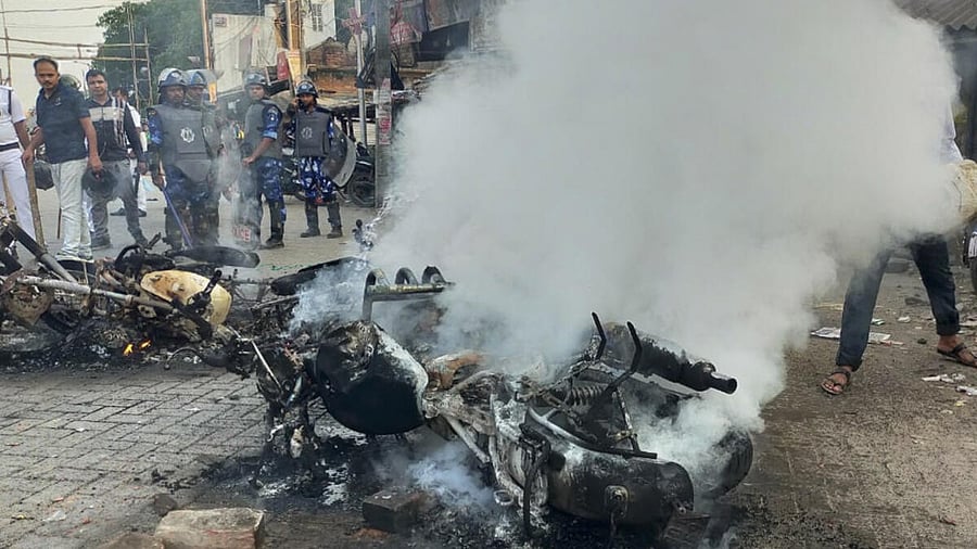 <div class="paragraphs"><p>Police vehicles set on fire allegedly by members of Indian Secular Front (ISF) during a protest march to Kolkata over Waqf (Amendment) Act, at Bhangar</p></div>