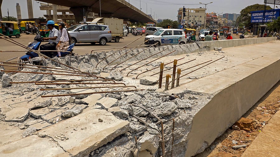 <div class="paragraphs"><p>The site of the accident near Kogilu Cross. The girder was being transported by the long carrier truck from the Vaderapura casting yard. </p></div>