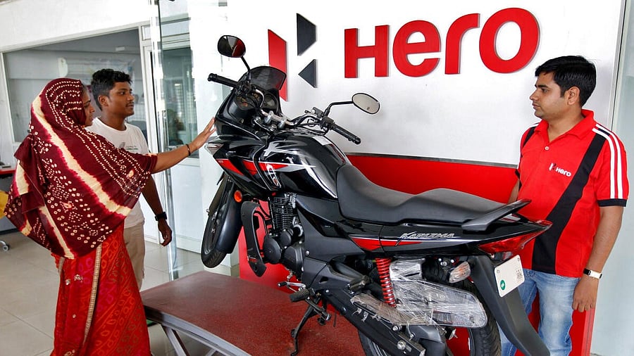 <div class="paragraphs"><p>Customers look at a Hero MotoCorp-manufactured bike.&nbsp;</p></div>