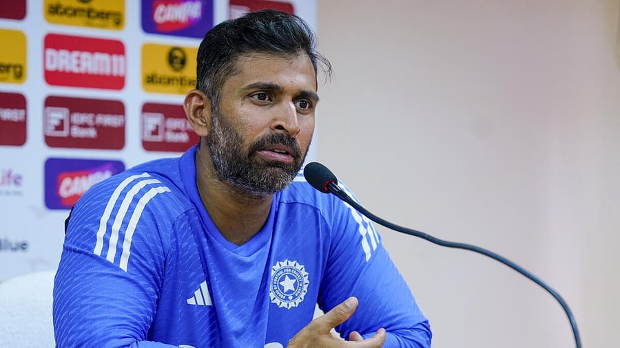 <div class="paragraphs"><p>Abhishek Nayar</p></div>