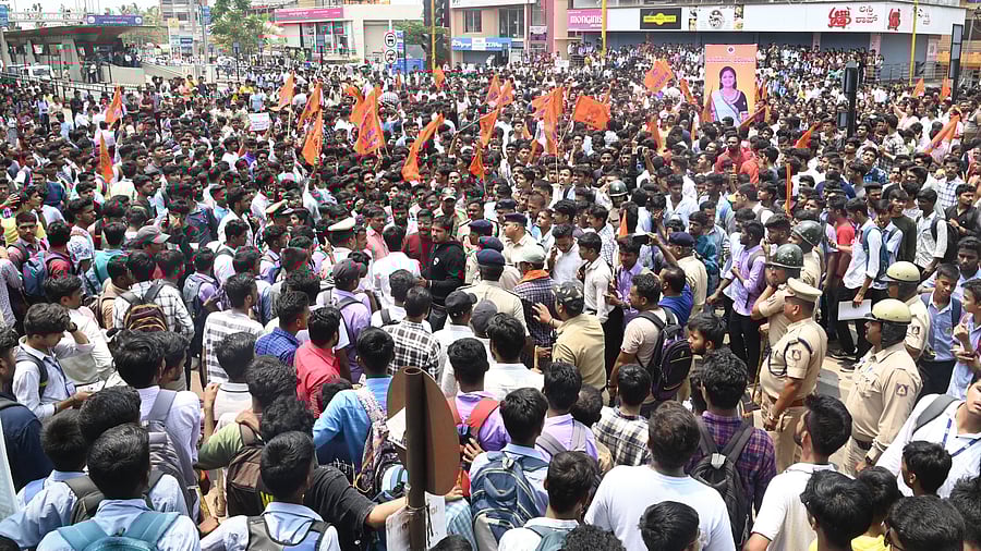 <div class="paragraphs"><p>Students protest Neha Hiremath's murder in Hubballi. </p></div>