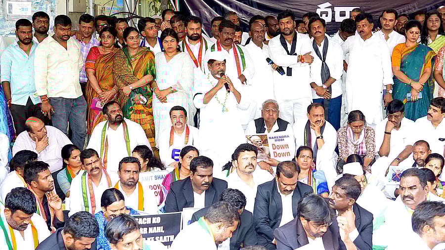 <div class="paragraphs"><p>Deputy CM Bhatti Vikramarka Mallu participated in the dharna organized by the TPCC against the BJP government at the Center, protesting the inclusion of Sonia Gandhi and Rahul Gandhi in the ED chargesheet.</p></div>