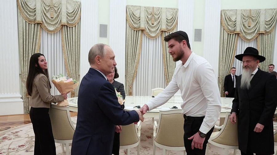 <div class="paragraphs"><p>Russian President Putin meets freed Russian Gaza hostages.</p></div>