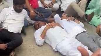 <div class="paragraphs"><p>Former TTD Chairman Bhumana Karunakar Reddy lay on the road protesting, joined by Tirupati MP M Gurumoorthy and others, after police prevented them from visiting the facility.</p></div>