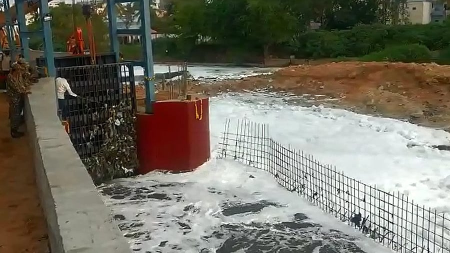 Experts say that at least 35-40 lakes in the city are in need of sluice gates.