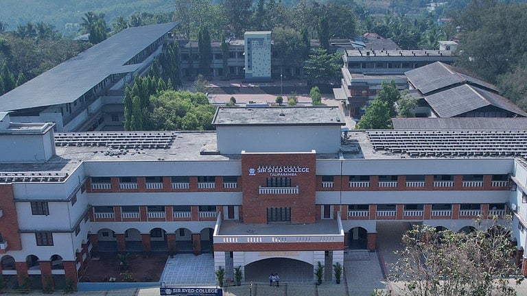 <div class="paragraphs"><p>Sir Syed College</p></div>