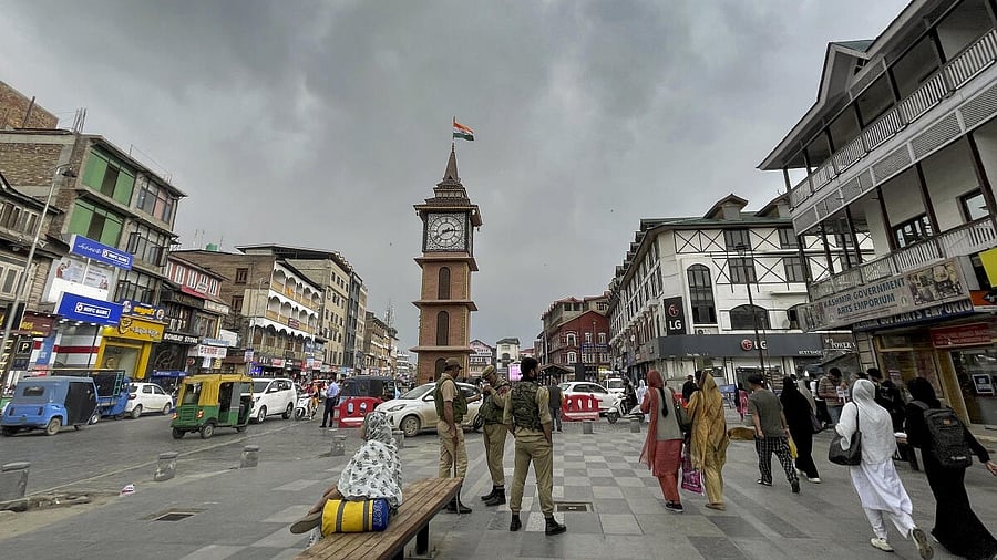 <div class="paragraphs"><p>Police personnel stand guard near the Ghanta Ghar on a cloudy day, in Srinagar</p></div>