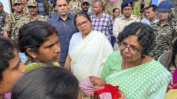 <div class="paragraphs"><p>National Commission of Women Chairperson Vijaya Rahatkar meets women affected by the exodus caused by the Murshidabad riots, at the Parlalpur High School relief camp in Malda.</p></div>