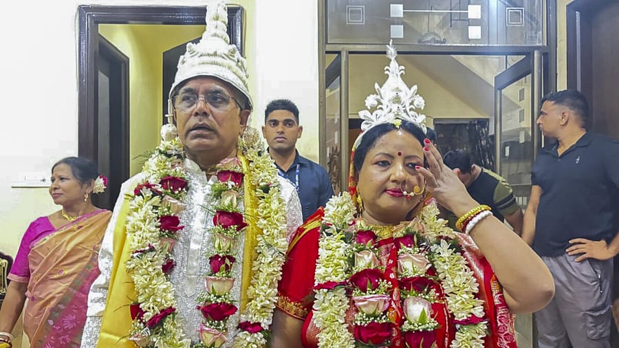 <div class="paragraphs"><p>Dilip Ghosh ties knot with Rinku.</p></div>